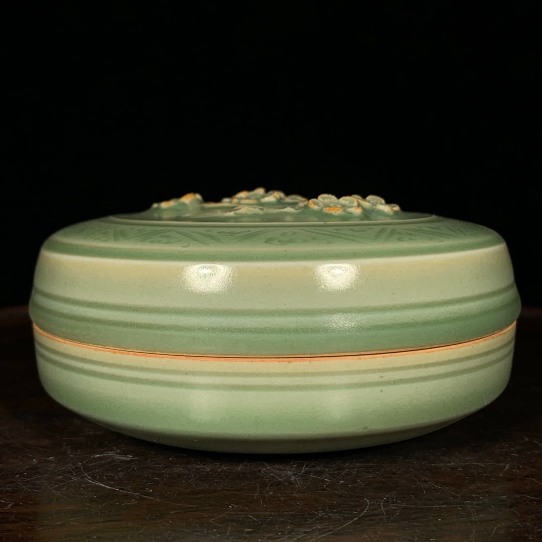 Longquan Kiln Plum blossom Porcelain Box - 9
