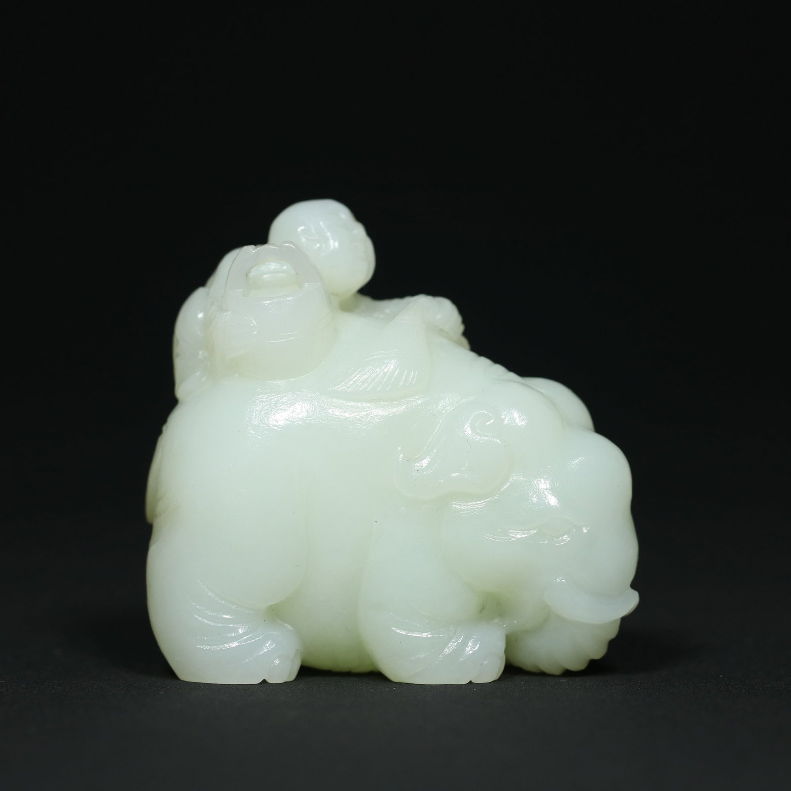 White Hetian Jade Hand Carved Elephant & Kid Statue: Title: White Hetian Jade Hand Carved Elephant & Kid Statue Origin: Chinese Date/Period: After2000 Materials: Hetian Jade Dimensions: 58x28x56(mm) 2.28x1.10x2.20(inches) Weight 0.32 lbs/143g Reserve: $