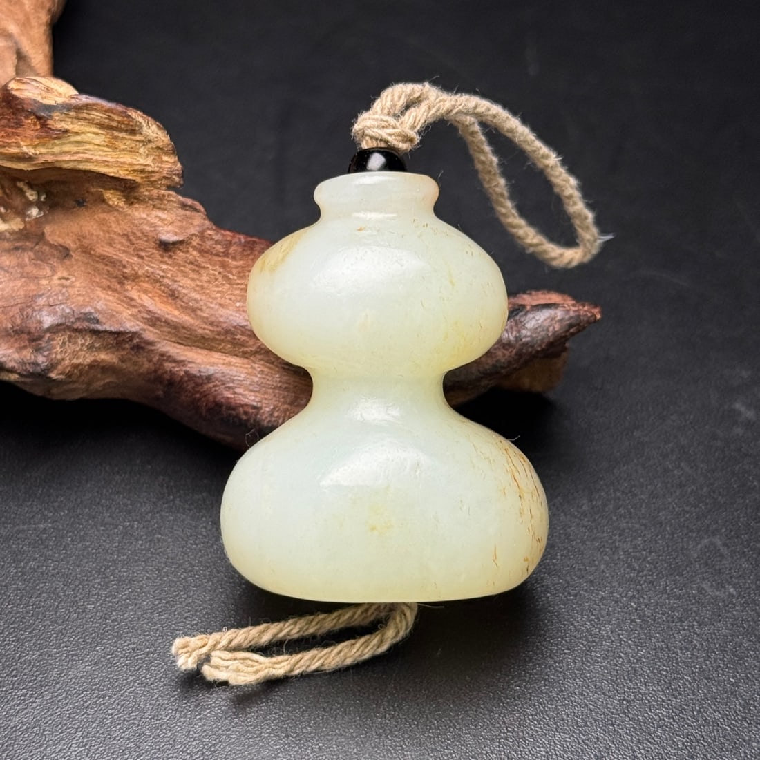 Vintage Hetian Jade Pendant - Gourd: Title: Vintage Hetian Jade Pendant - Gourd Origin: Chinese Date/Period: After1900 Materials: Hetian Jade Dimensions: 44x34x29(mm) 1.73x1.34x1.14(inches) Weight 0.13 lbs/57g Reserve: $280.00 Shipping: