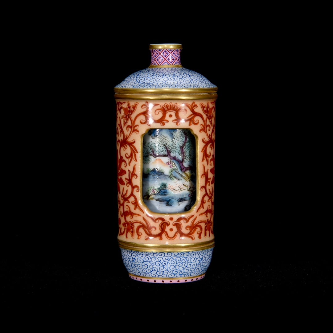Gilt Gold Famille Rose Turn Heart Porcelain Snuff Bottle: Title: Gilt Gold Famille Rose Turn Heart Porcelain Snuff Bottle Origin: Chinese Date/Period: After1910 Materials: Porcelain Dimensions: 100x50(mm) 3.94x1.97(inches) Reserve: $799.00 Shipping: Domesti