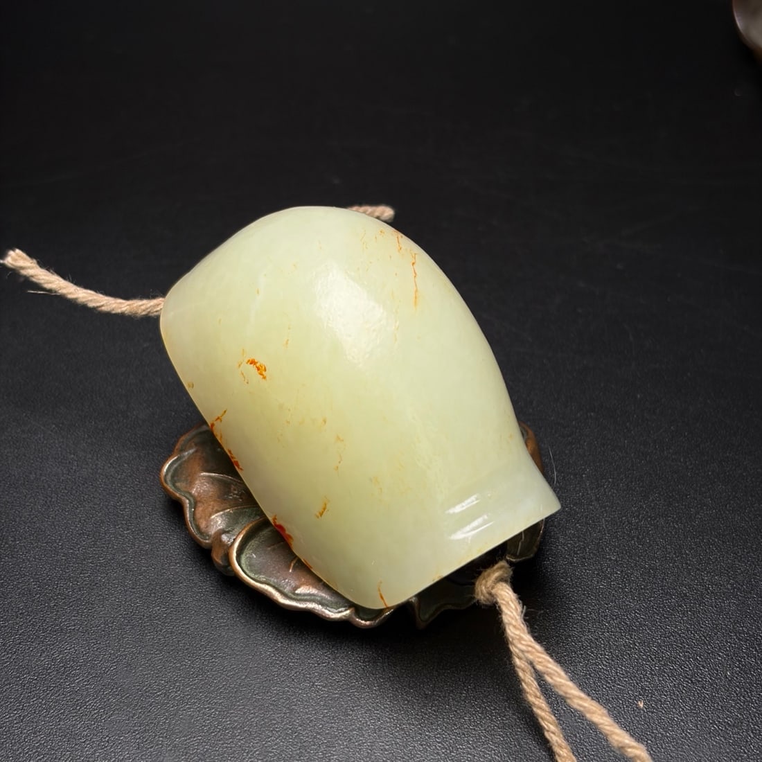 Vintage Hetian Jade Turtle Shell Pendant: Title: Vintage Hetian Jade Turtle Shell Pendant Origin: Chinese Date/Period: After1900 Materials: Hetian Jade Dimensions: 58x34x30(mm) 2.28x1.34x1.18(inches) Weight 0.21 lbs/94g Reserve: $359.00 Shipp