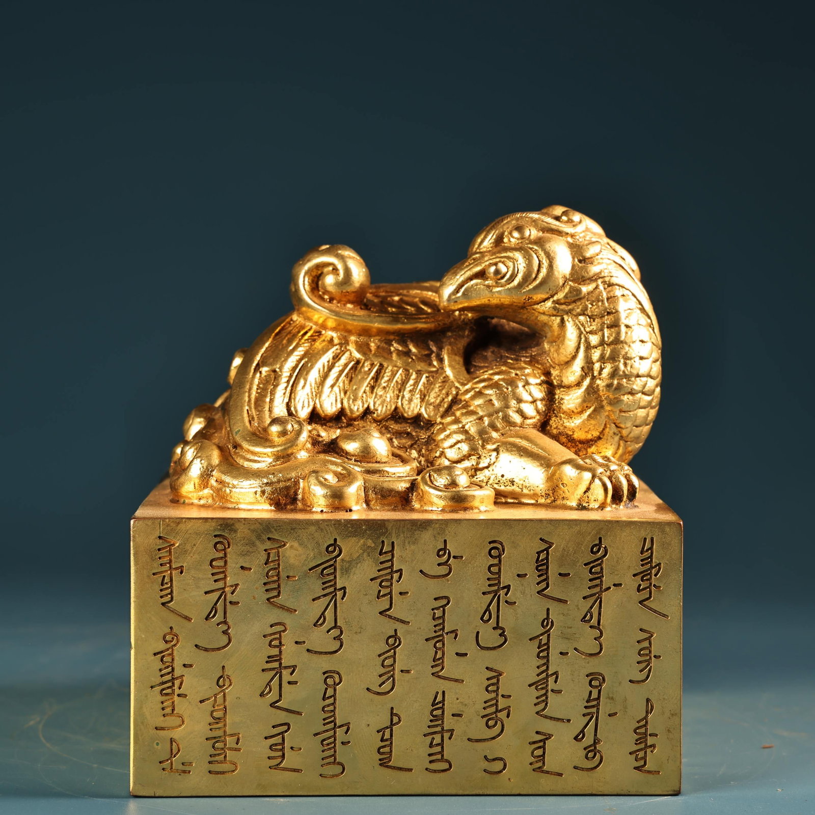 Old Gilt Gold Bronze Beast Seal: Title: Old Gilt Gold Bronze Beast Seal Origin: Chinese Date/Period: After1900 Materials: Gilt Gold Bronze Dimensions: 110x100(mm) 4.33x3.94(inches) Weight 10.80 lbs/4900g Reserve: $890.00 Shipping: D