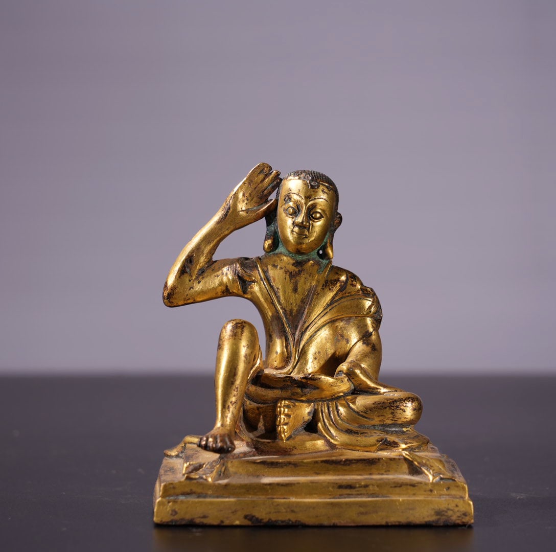 Old Gilt Gold Bronze Buddha Statue: Title: Old Gilt Gold Bronze Buddha Statue Origin: Chinese Date/Period: After1850 Materials: Gilt Gold Bronze Dimensions: 90x80(mm) 3.54x3.15(inches) Weight 0.74 lbs/335g Reserve: $599.00 Shipping: Do