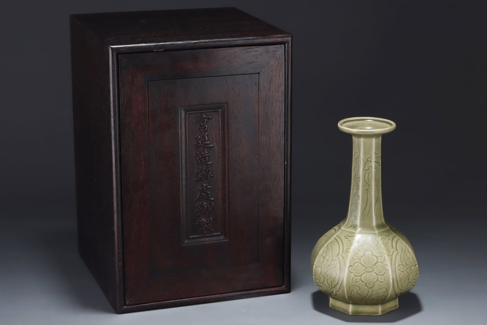 Yue Kiln Flower Design Porcelain Vase w Box: Title: Yue Kiln Flower Design Porcelain Vase w Box Origin: Chinese Date/Period: After1900 Materials: Porcelain Dimensions: 240x135(mm) 9.45x5.31(inches) Reserve: $799.00 Shipping: Domestic: Shipping