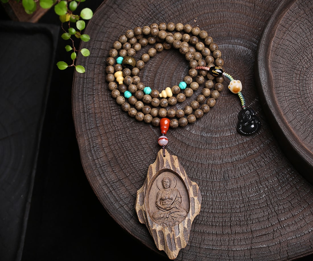 Old Chenxiang Wood Buddha Pendant & Necklace: Title: Old Chenxiang Wood Buddha Pendant & Necklace Origin: Chinese Date/Period: After1900 Materials: Chenxiang Wood Dimensions: 87x46(mm) 3.43x1.81(inches) Weight 0.14 lbs/64g Reserve: $120.00