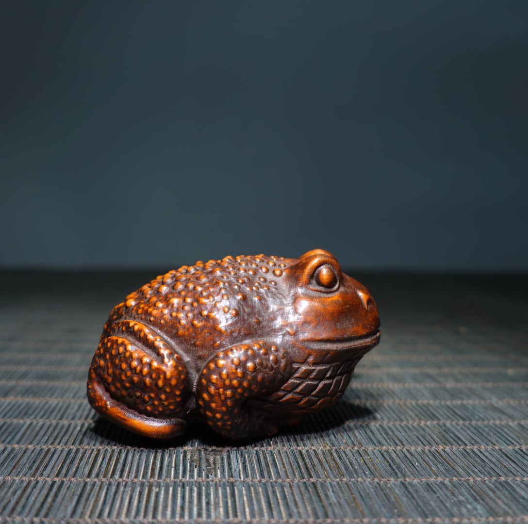 Vintage Boxwood Wood Carved Fortune Toad Statue: Title: Vintage Boxwood Wood Carved Fortune Toad Statue Origin: Chinese Date/Period: After1900 Materials: Boxwood Wood Dimensions: 70x60x40(mm) 2.76x2.36x1.57(inches) Weight 0.14 lbs/64g Reserve: