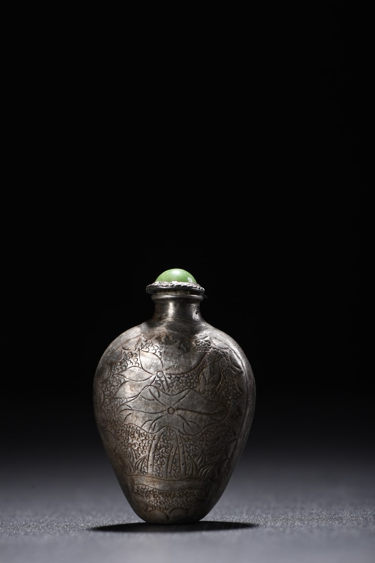Old Pure Silver Carved Lotus Snuff Bottle: Title: Old Pure Silver Carved Lotus Snuff Bottle Origin: Chinese Date/Period: After1910 Materials: Silver Dimensions: 56x36x20(mm) 2.20x1.42x0.79(inches) Weight 0.03 lbs/13g Reserve: $189.00 Shipping:
