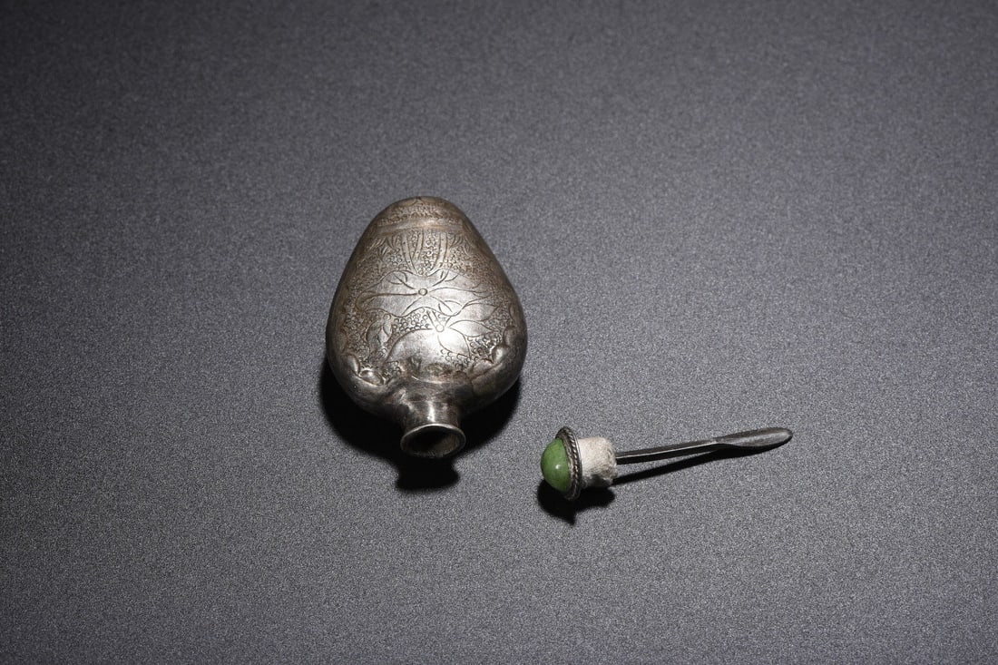 Old Pure Silver Carved Lotus Snuff Bottle - 8