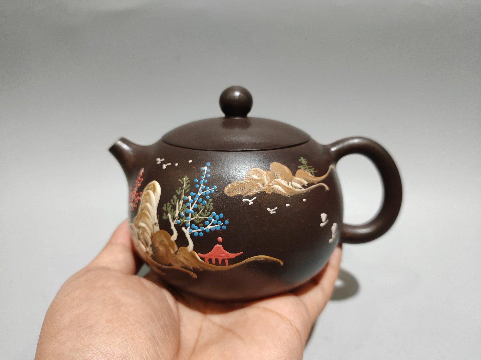 Yixing Zisha Clay Teapot w Artist Signed: Title: Yixing Zisha Clay Teapot w Artist Signed Origin: Chinese Date/Period: Materials: Yixing Zisha Dimensions: 150x100(mm) 5.91x3.94(inches) Reserve: $199.00 Shipping: Domestic: Shipping rates are