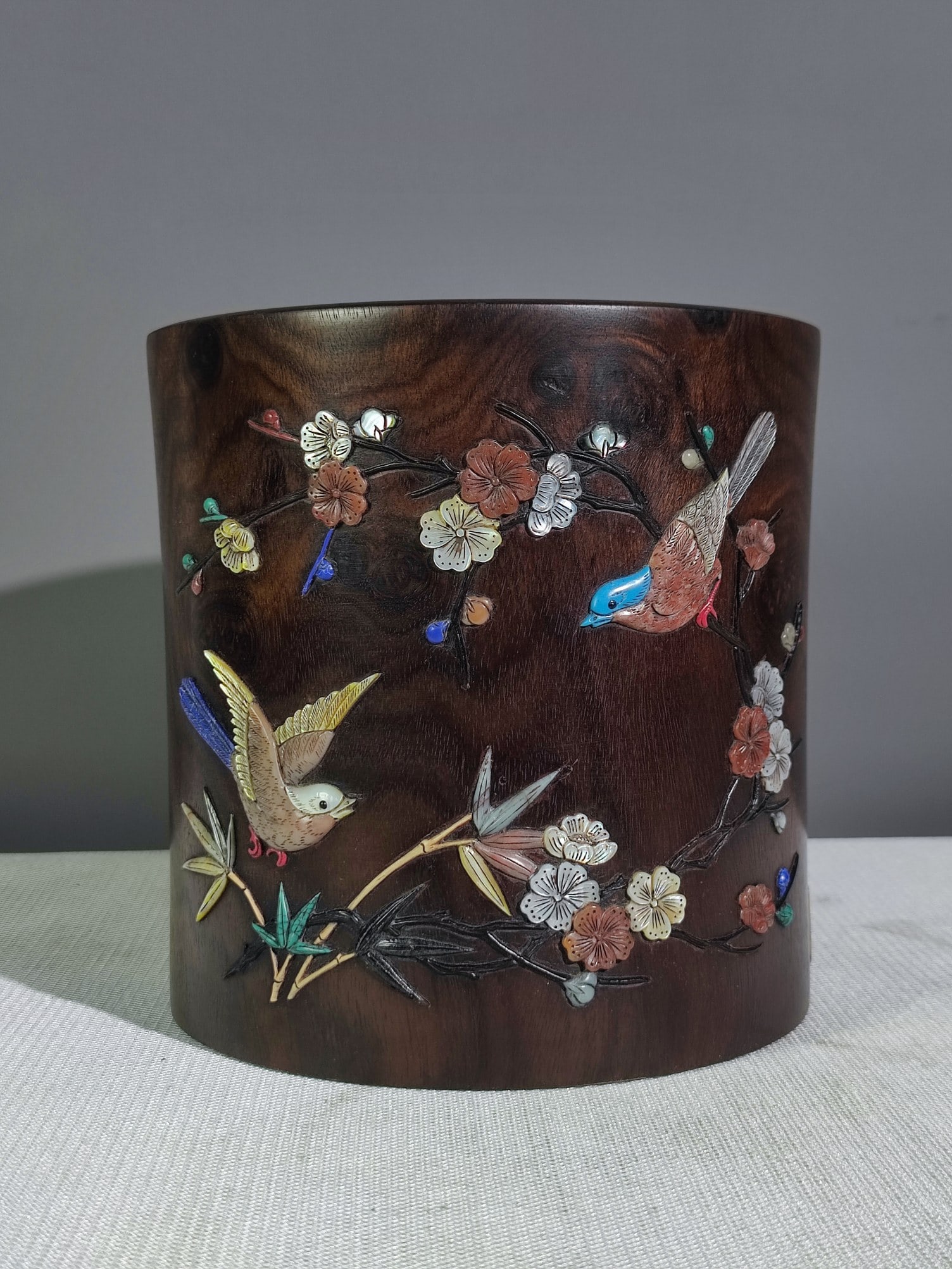 Vintage Zitan Wood Inlay Shell,Shoushan Stone,Gem Flower Bird Brush Pot: Title: Vintage Zitan Wood Inlay Shell,Shoushan Stone,Gem Flower Bird Brush Pot Origin: Chinese Date/Period: After1880 Materials: Zitan Wood,Shell,Shoushan Stone Dimensions: 175x178(mm) 6.89x7.01(inche