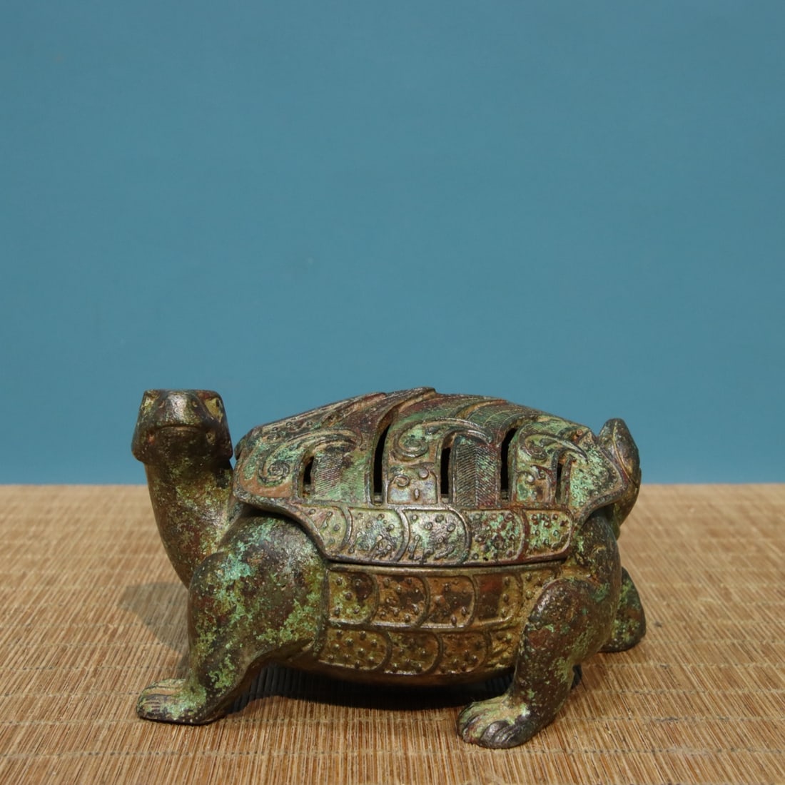 Old Bronze Tortoise Incense Burner: Title: Old Bronze Tortoise Incense Burner Origin: Chinese Date/Period: After1900 Materials: Bronze Dimensions: 130x100x80(mm) 5.12x3.94x3.15(inches) Weight 2.54 lbs/1150g Reserve: $350.00 Shipping: D