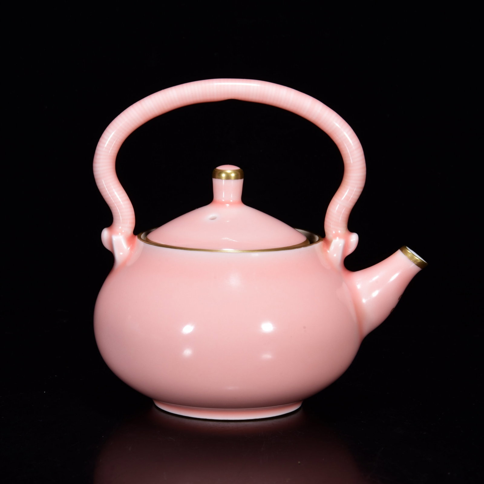 Gilt Gold Pink Glaze Porcelain Teapot: Title: Gilt Gold Pink Glaze Porcelain Teapot Origin: Chinese Date/Period: After1910 Materials: Porcelain Dimensions: 140x130(mm) 5.51x5.12(inches) Reserve: $399.00 Shipping: Domestic: Shipping rates