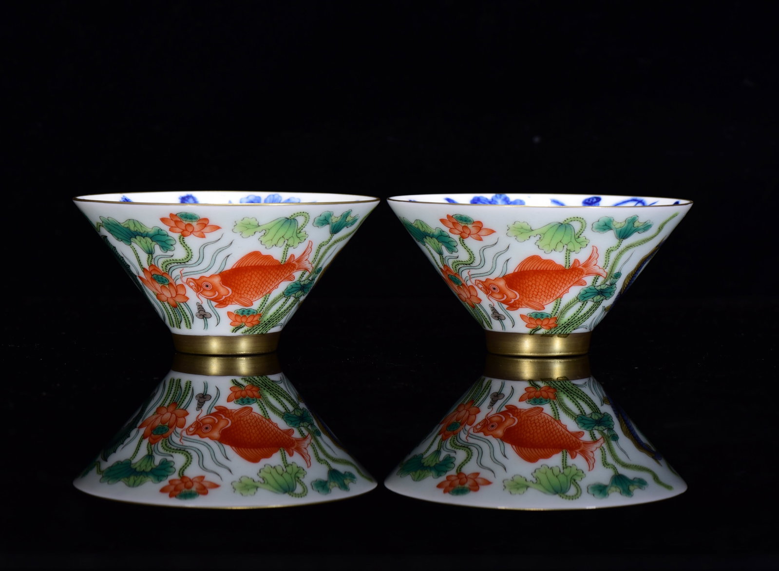 A Pair Gilt Gold Famille Rose+Blue And White Porcelain Cup Fish Lotus: Title: A Pair Gilt Gold Famille Rose+Blue And White Porcelain Cup Fish Lotus Origin: Chinese Date/Period: After1900 Materials: Porcelain Dimensions: 100x55(mm) 3.94x2.17(inches) Reserve: $499.00 Shipp