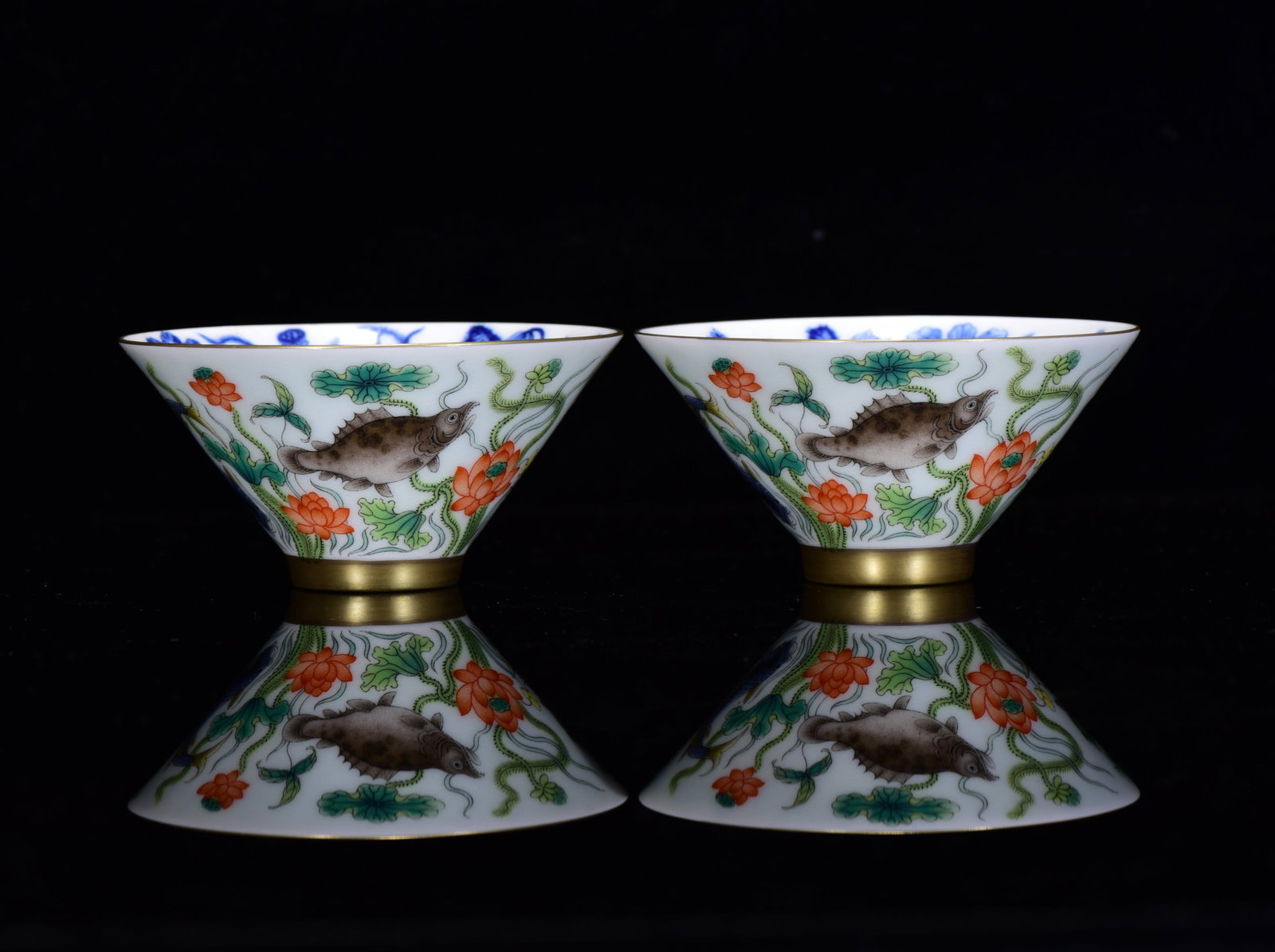 A Pair Gilt Gold Famille Rose+Blue And White Porcelain Cup Fish Lotus - 4