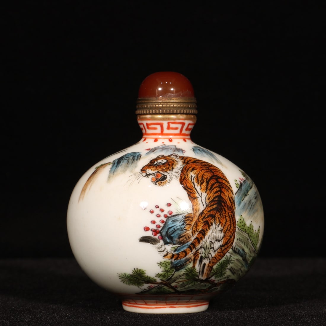 Old Famille Rose Porcelain Tiger Snuff Bottle: Title: Old Famille Rose Porcelain Tiger Snuff Bottle Origin: Chinese Date/Period: After1900 Materials: Porcelain Dimensions: 70x55(mm) 2.76x2.17(inches) Reserve: $179.00 Shipping: Domestic: Shipping