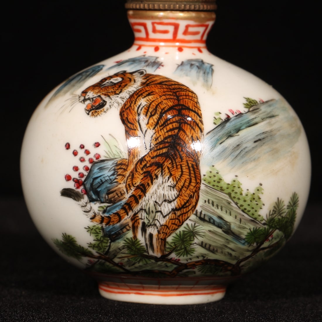 Old Famille Rose Porcelain Tiger Snuff Bottle - 7