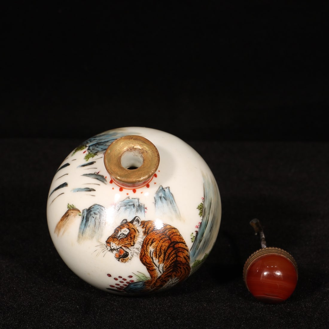 Old Famille Rose Porcelain Tiger Snuff Bottle - 8