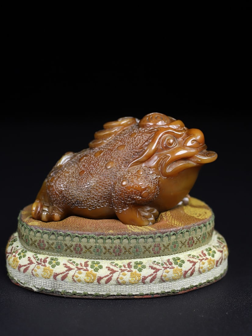 Shoushan Soapstone Hand-Carved Fortune Toad Statue w Box: Title: Shoushan Soapstone Hand-Carved Fortune Toad Statue w Box Origin: Chinese Date/Period: After1900 Materials: Shoushan Soapstone Dimensions: 95x55(mm) 3.74x2.17(inches) Weight 0.58 lbs/263g Reserv