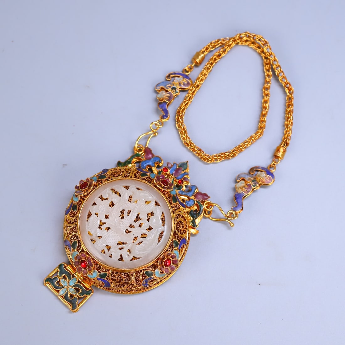 Gold Wires Enamel Inlay Hetian Jade Sachet Pendant: Title: Gold Wires Enamel Inlay Hetian Jade Sachet Pendant Origin: Chinese Date/Period: After1900 Materials: Gold Wires Enamel,Hetian Jade Dimensions: 38x8(mm) 1.50x0.31(inches) Weight 0.41 lbs/185g Re