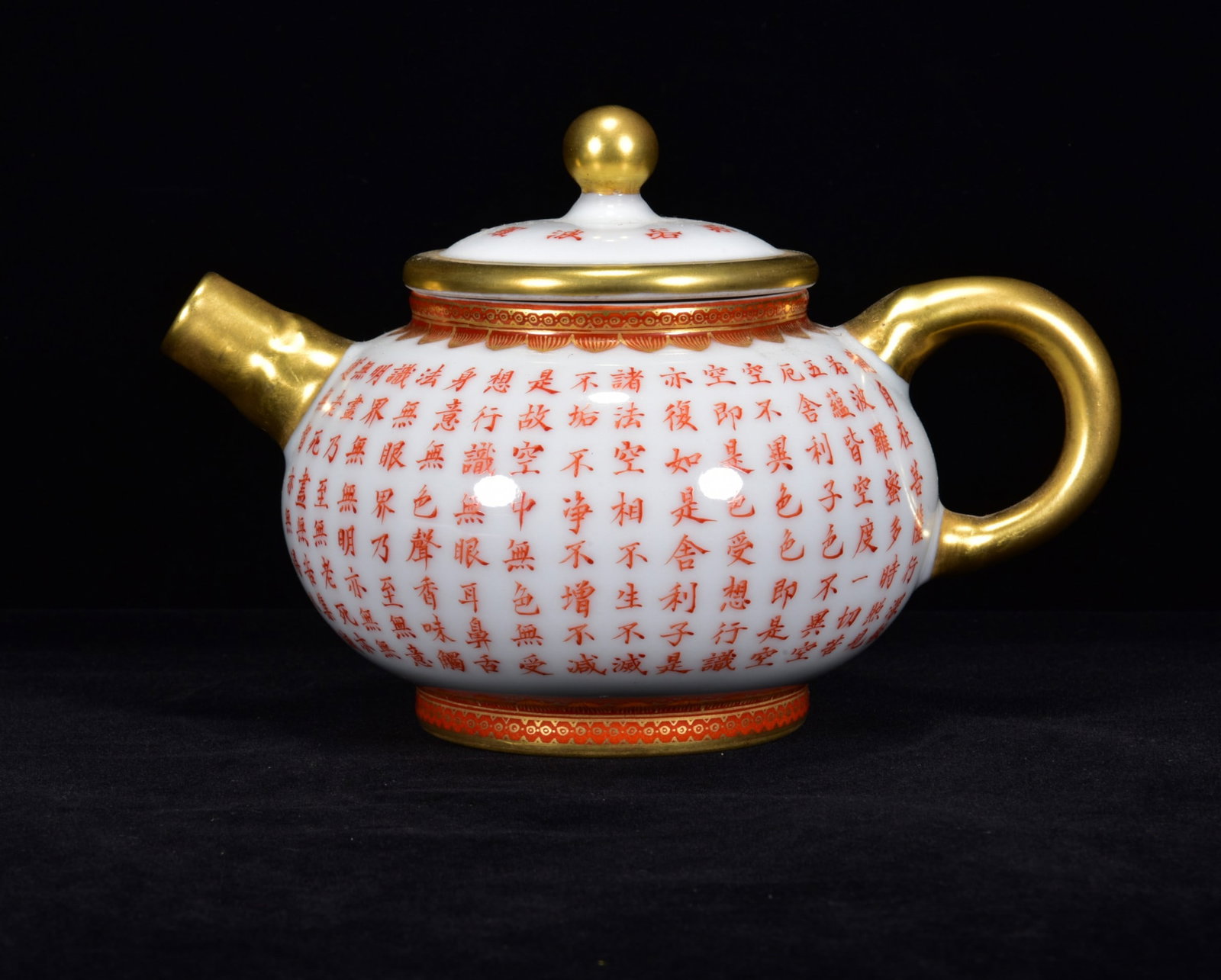Gilt Gold Iron Red Glaze Poetic Prose Porcelain Teapot: Title: Gilt Gold Iron Red Glaze Poetic Prose Porcelain Teapot Origin: Chinese Date/Period: After1880 Materials: Porcelain Dimensions: 120x170(mm) 4.72x6.69(inches) Reserve: $779.00 Shipping: Domestic