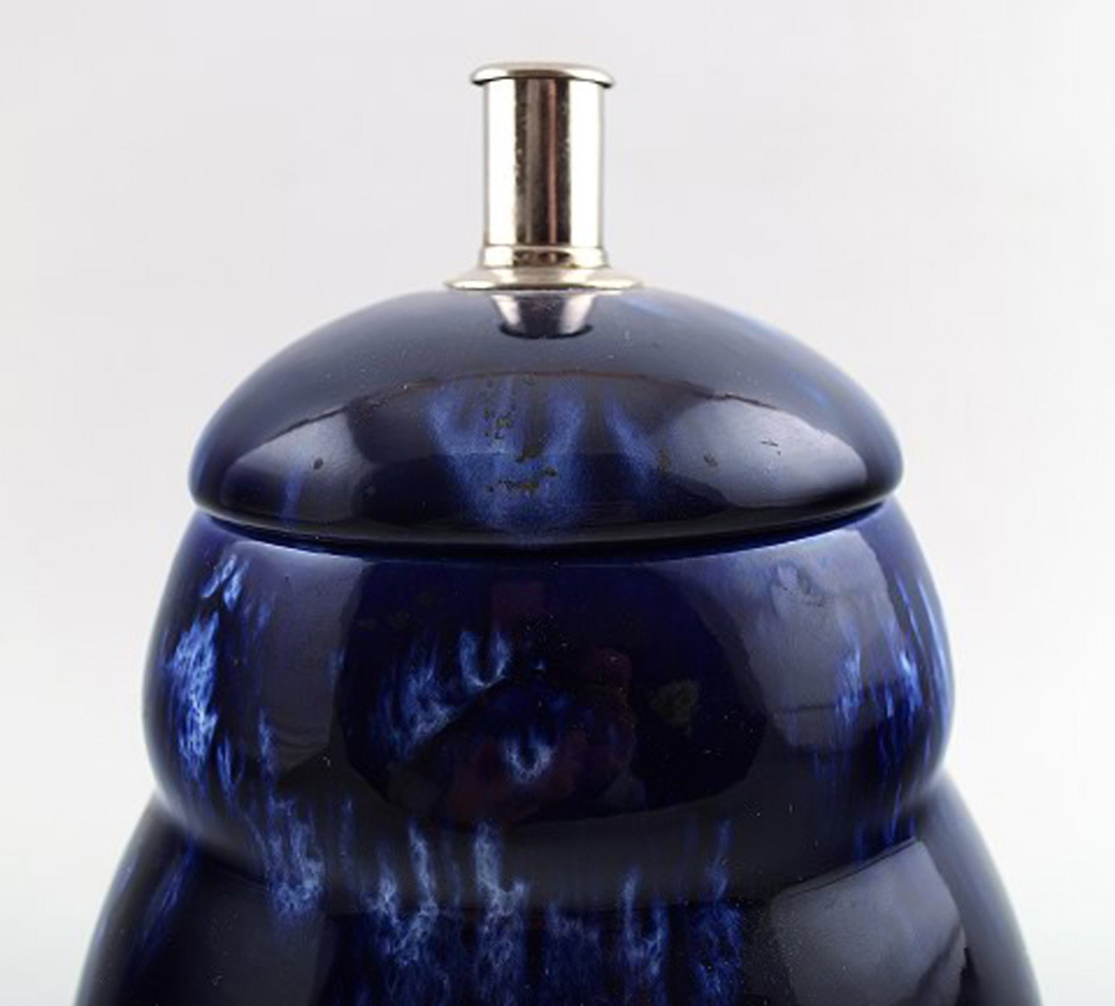 A pair of Rorstrand lidded vases in dark blue faience. 1930 / 40s. - 4