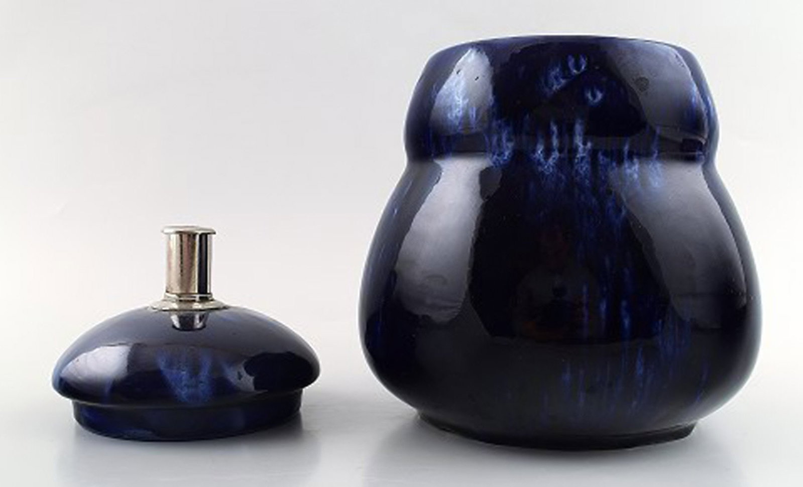 A pair of Rorstrand lidded vases in dark blue faience. 1930 / 40s. - 7