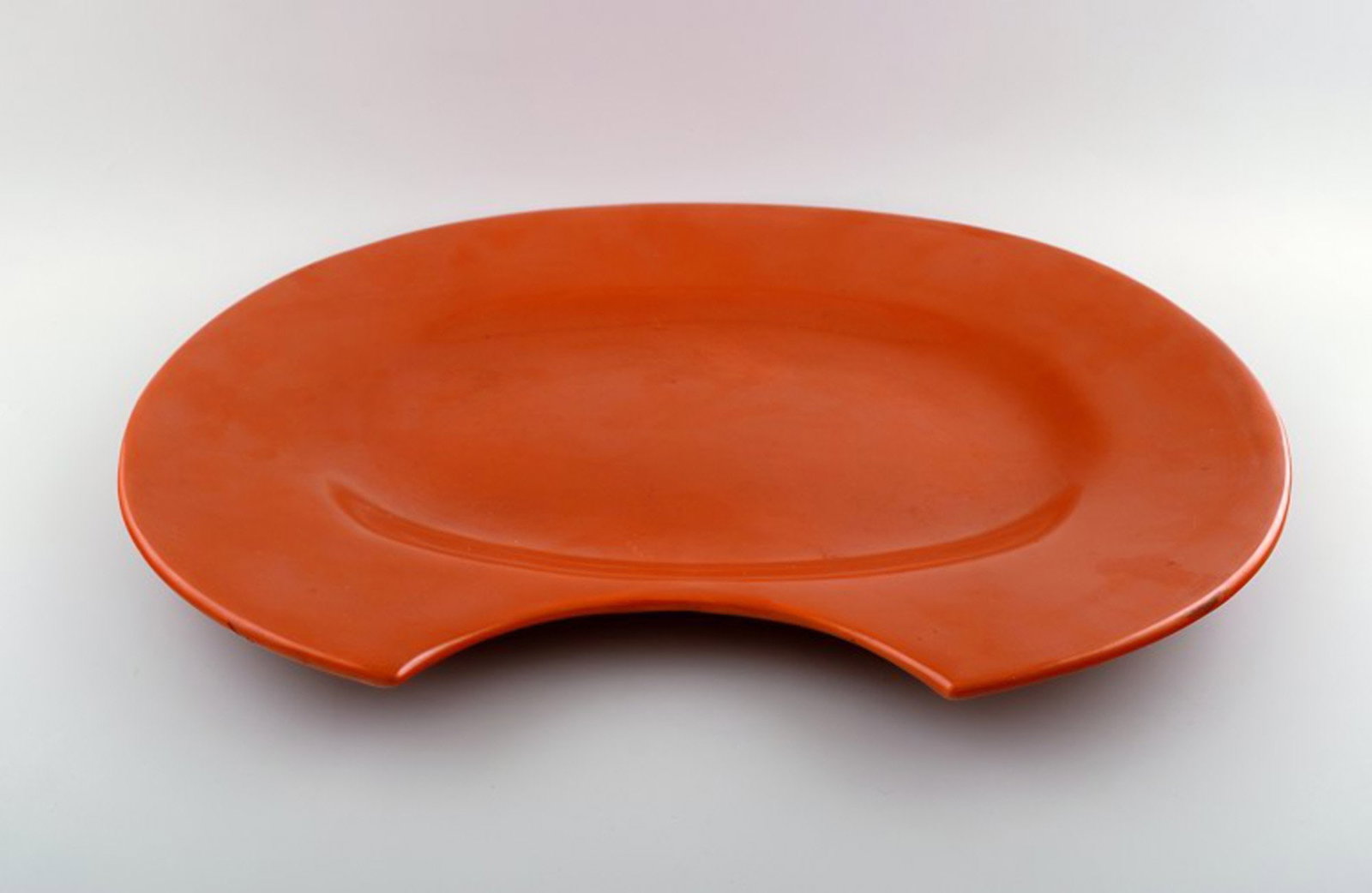 Bjorn Wiinblad. 'Figaro' Very large shaving-dish / wall plaque in orange.: Title: Bjorn Wiinblad. 'Figaro' Very large shaving-dish / wall plaque in orange. Description: Bjorn Wiinblad. 'Figaro' Very large shaving-dish / wall plaque in orange. Own workshop, hand-painted uniqu