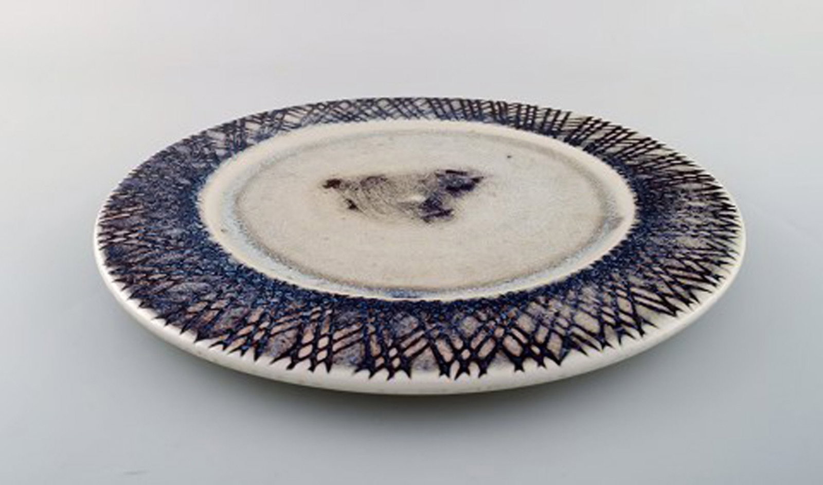 Stig Lindberg for Gustavsberg Studiohand. Large dish in glazed ceramics. Beautiful glaze in violet - 3