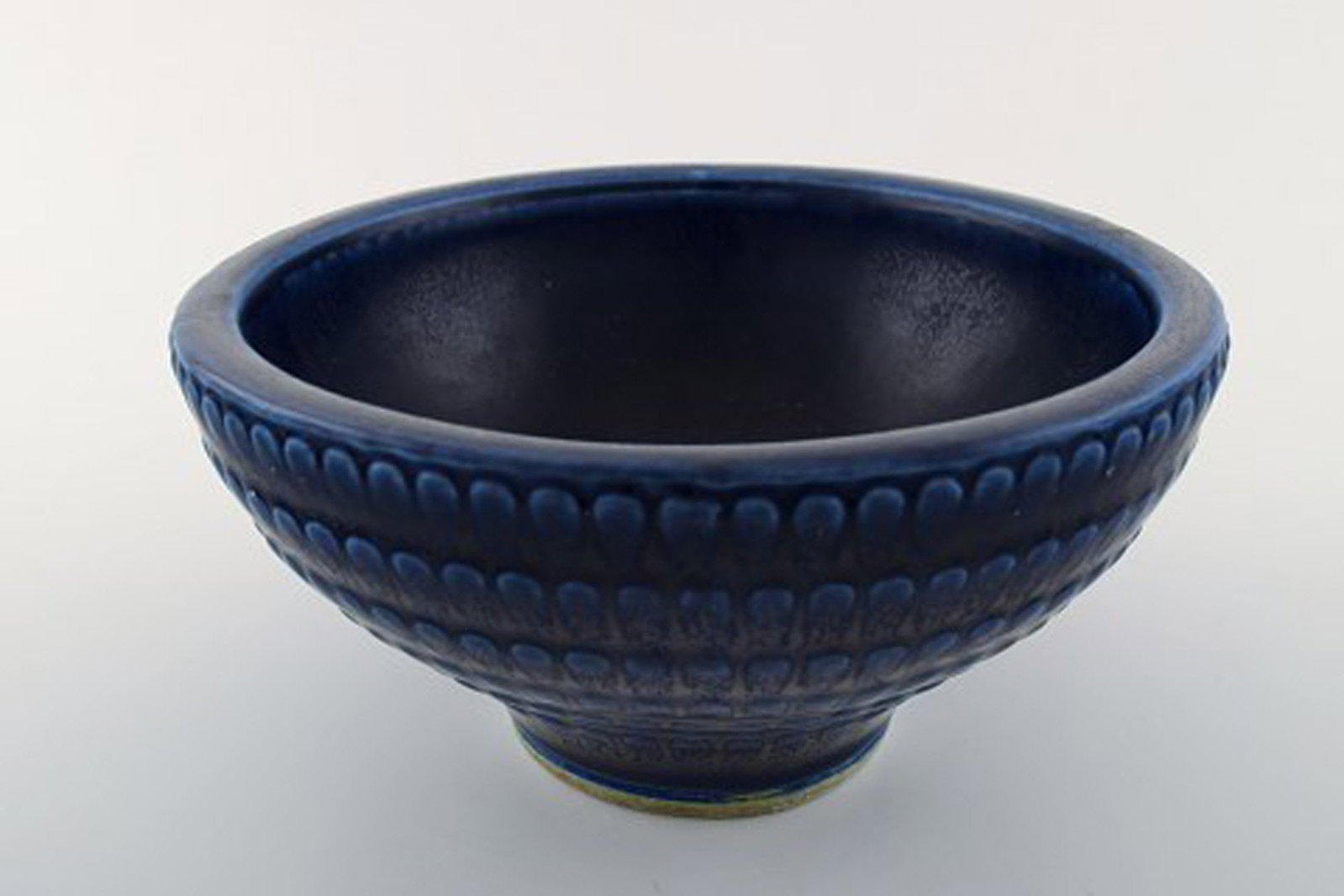 Wilhelm Kåge for Gustavsberg, Large ceramic bowl in beautiful dark blue glaze. - 3