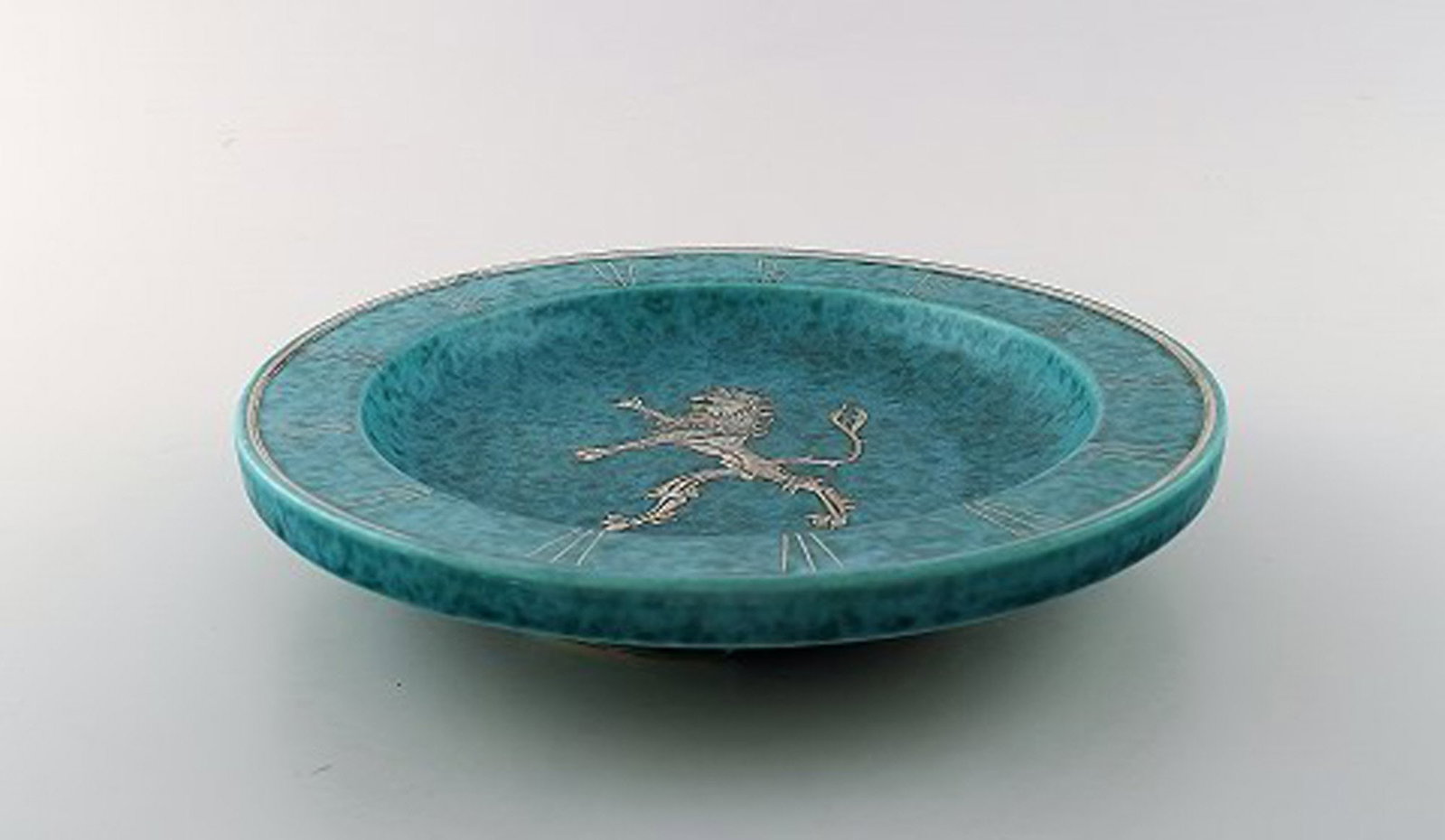 Wilhelm Kåge, Gustavsberg, art deco Argenta dish on feet in ceramics decorated with lion in silver - 3