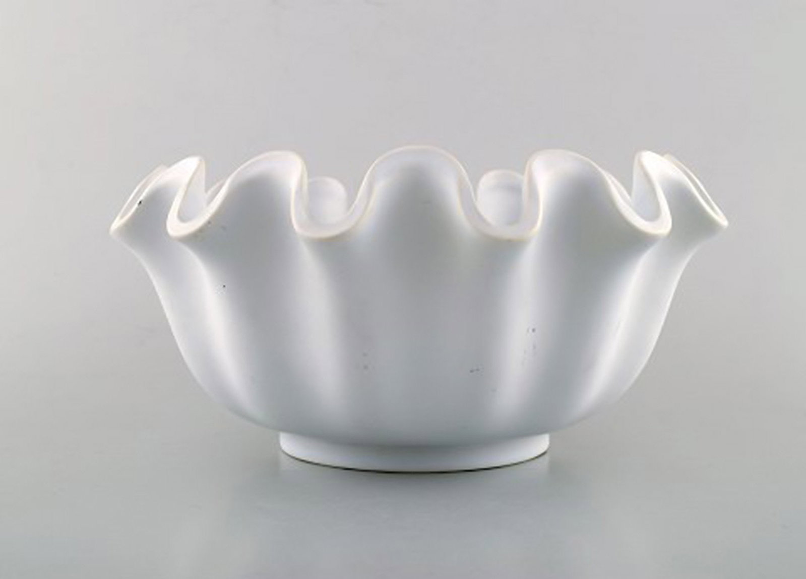 Wilhelm Kåge for Gustavsberg. Large curved bowl in glazed ceramic with ruffled edge. Hand painted - 3