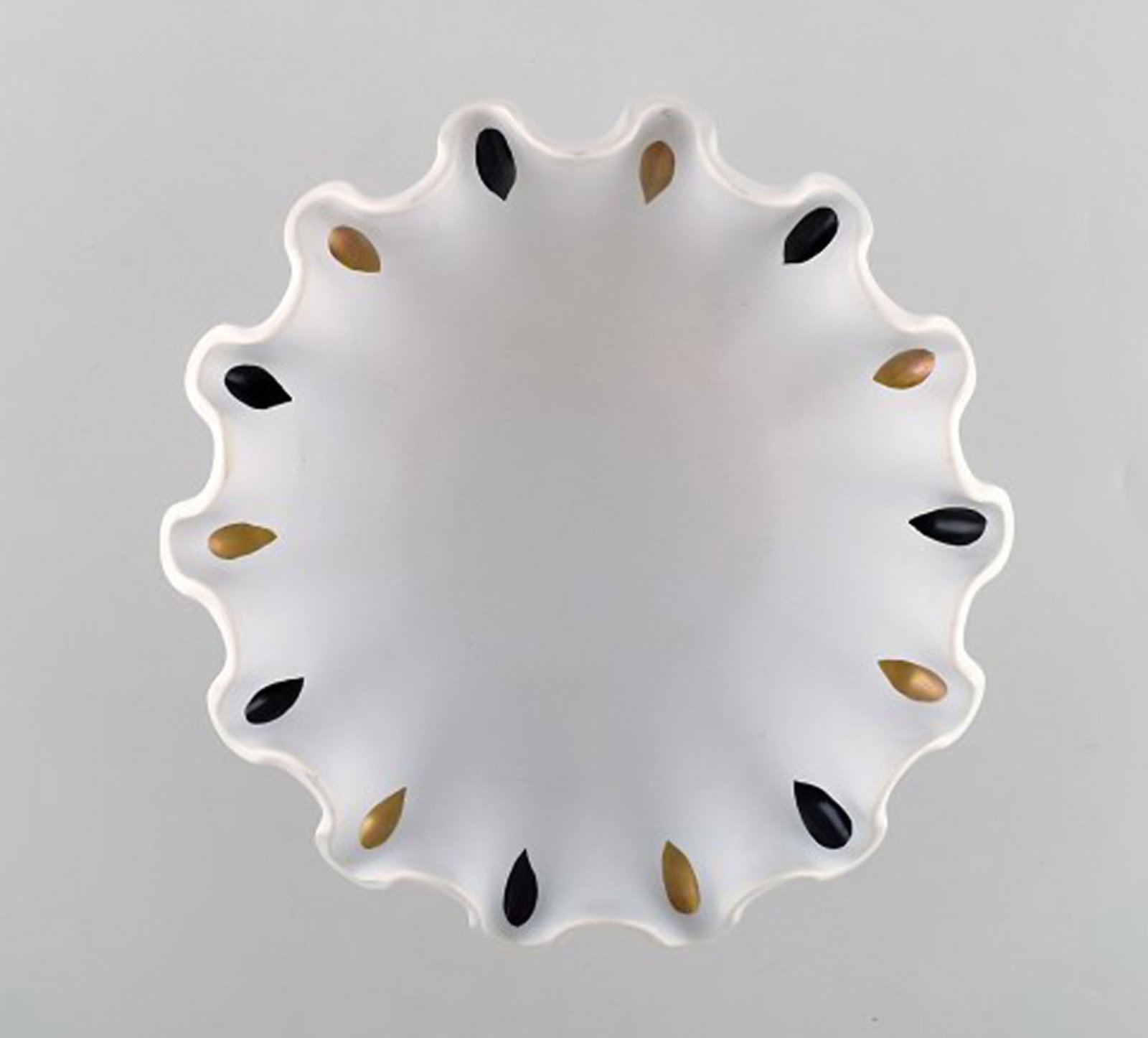Wilhelm Kåge for Gustavsberg. Large curved bowl in glazed ceramic with ruffled edge. Hand painted - 4