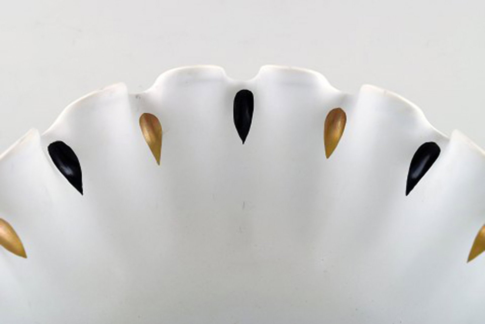 Wilhelm Kåge for Gustavsberg. Large curved bowl in glazed ceramic with ruffled edge. Hand painted - 5