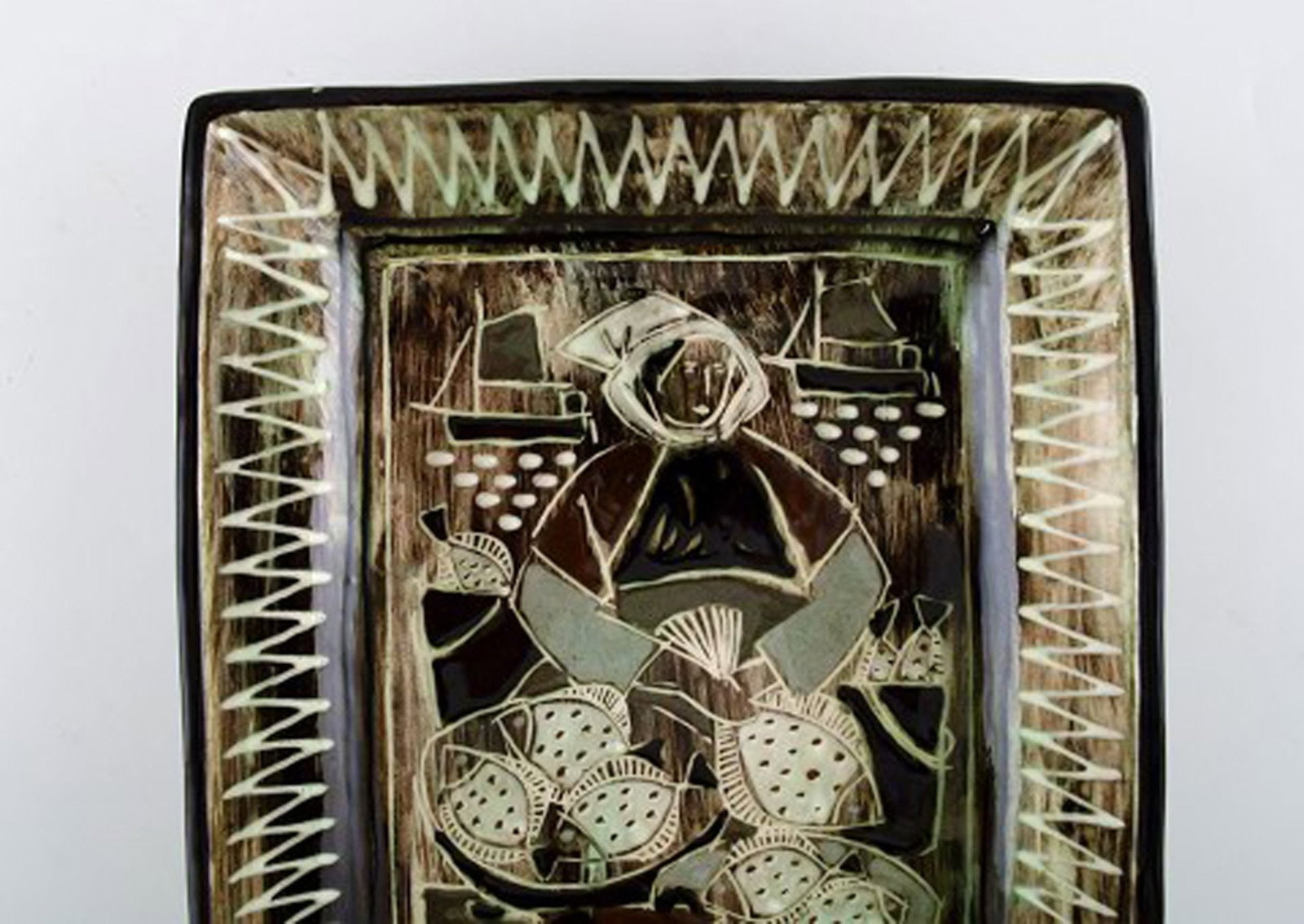 Astrid Tjalk for Kahler, Denmark. Unique bowl in glazed ceramic with motif of fish monger. 1960's. - 3