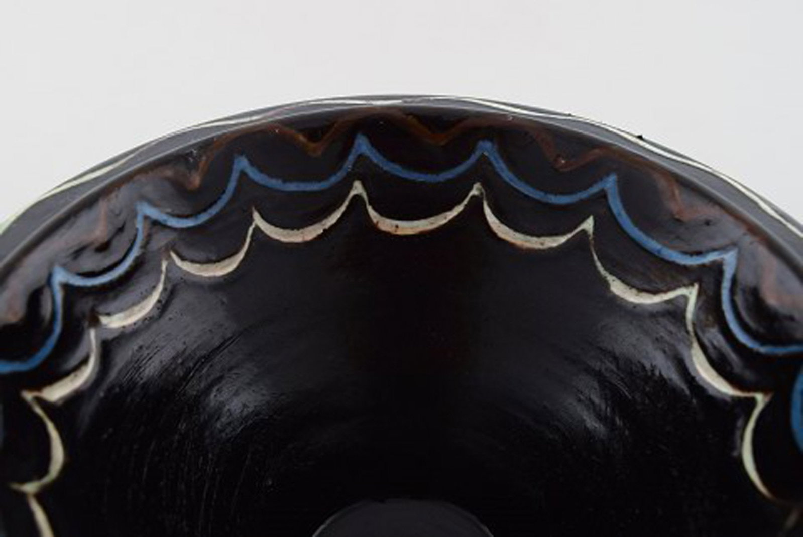 Kahler, Denmark. Bowl in black glazed ceramics with blue and white waves along the edge. 1930s / - 5