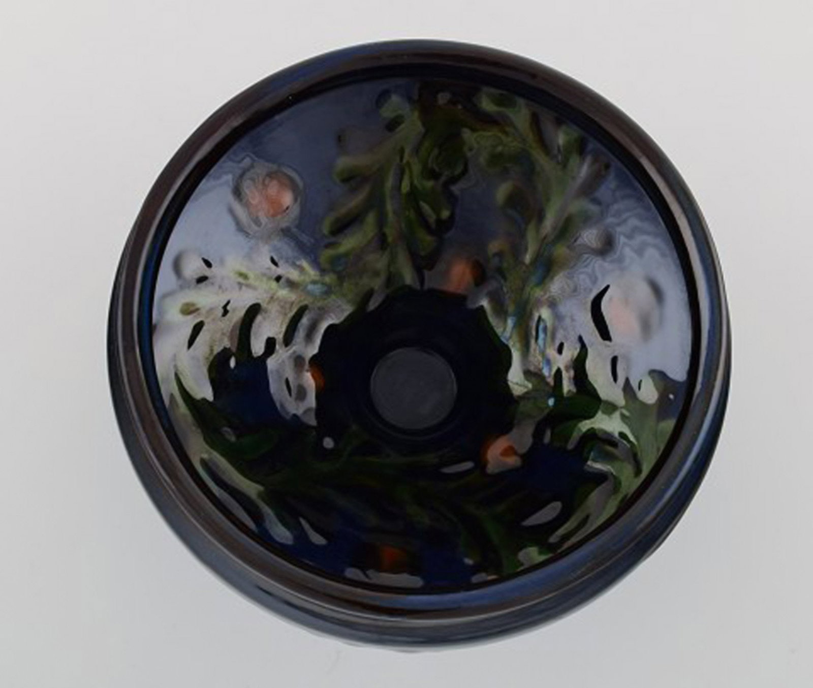 Kahler, Denmark. Bowl in glazed ceramics. Green leaves and red berries on a dark blue background. - 4