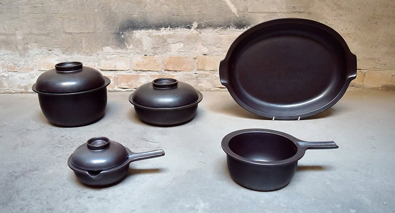 Arabia stoneware, 60 / 70s. pans and pots and a large platter, 5 parts. Finnish design. (1 of 7)