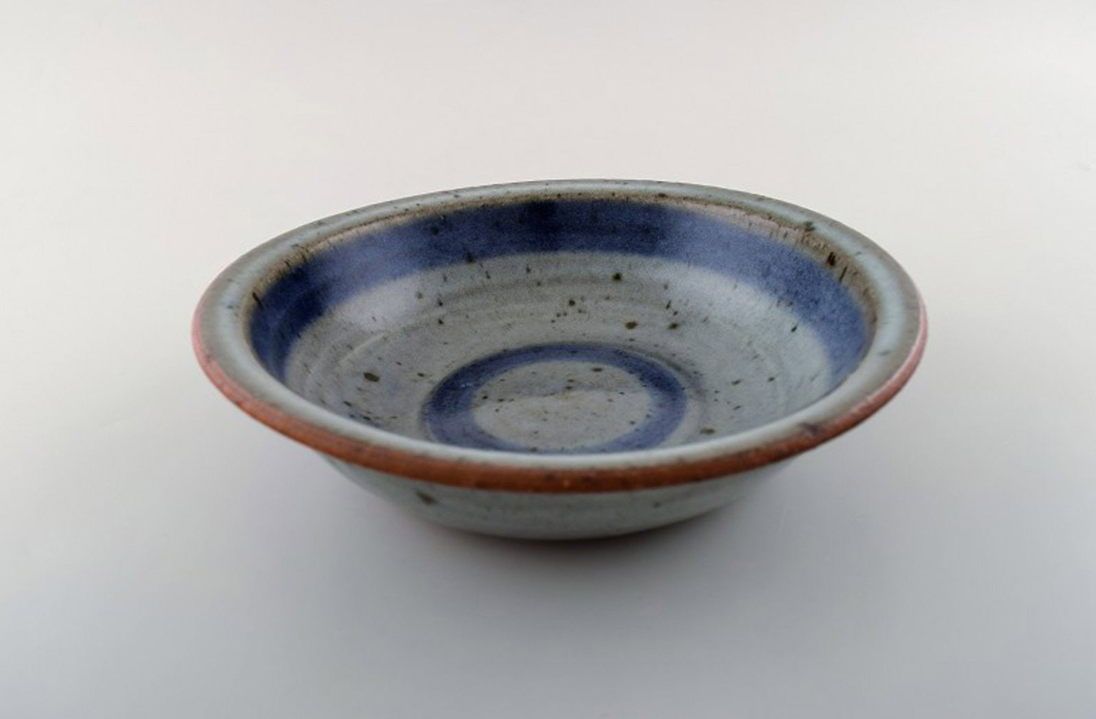 Helle Allpass (1932-2000). Low bowl of glazed stoneware in beautiful blue and grey glaze with iron: Title: Helle Allpass (1932-2000). Low bowl of glazed stoneware in beautiful blue and grey glaze with iron spots. 1960 / 70's. Description: Helle Allpass (1932-2000). Low bowl of glazed stoneware in