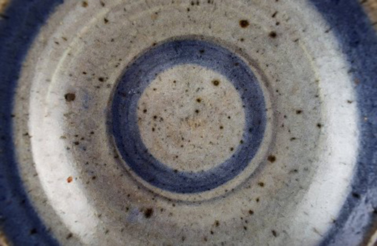 Helle Allpass (1932-2000). Low bowl of glazed stoneware in beautiful blue and grey glaze with iron - 5