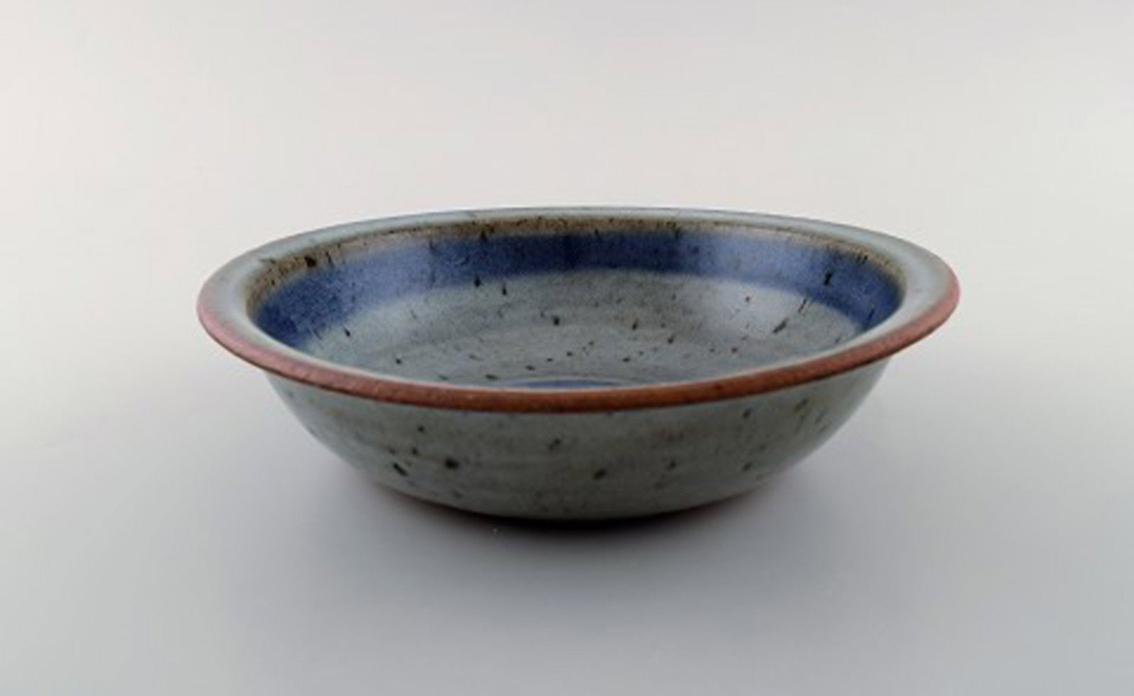 Helle Allpass (1932-2000). Low bowl of glazed stoneware in beautiful blue and grey glaze with iron - 6