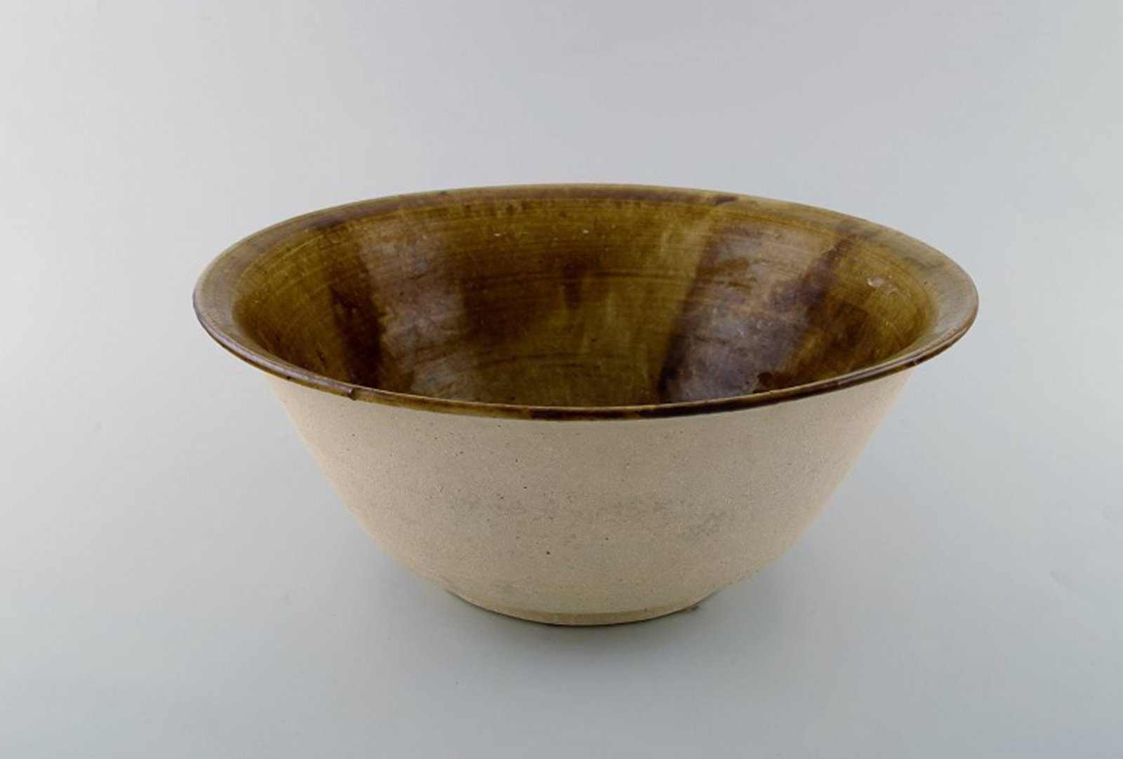 Ivy Lysdal, b. 1937. Danish ceramist and painter. Large unique bowl with uranium glaze. 1970's.: Title: Ivy Lysdal, b. 1937. Danish ceramist and painter. Large unique bowl with uranium glaze. 1970's. Description: Ivy Lysdal, b. 1937. Danish ceramist and painter. Large unique bowl with uranium