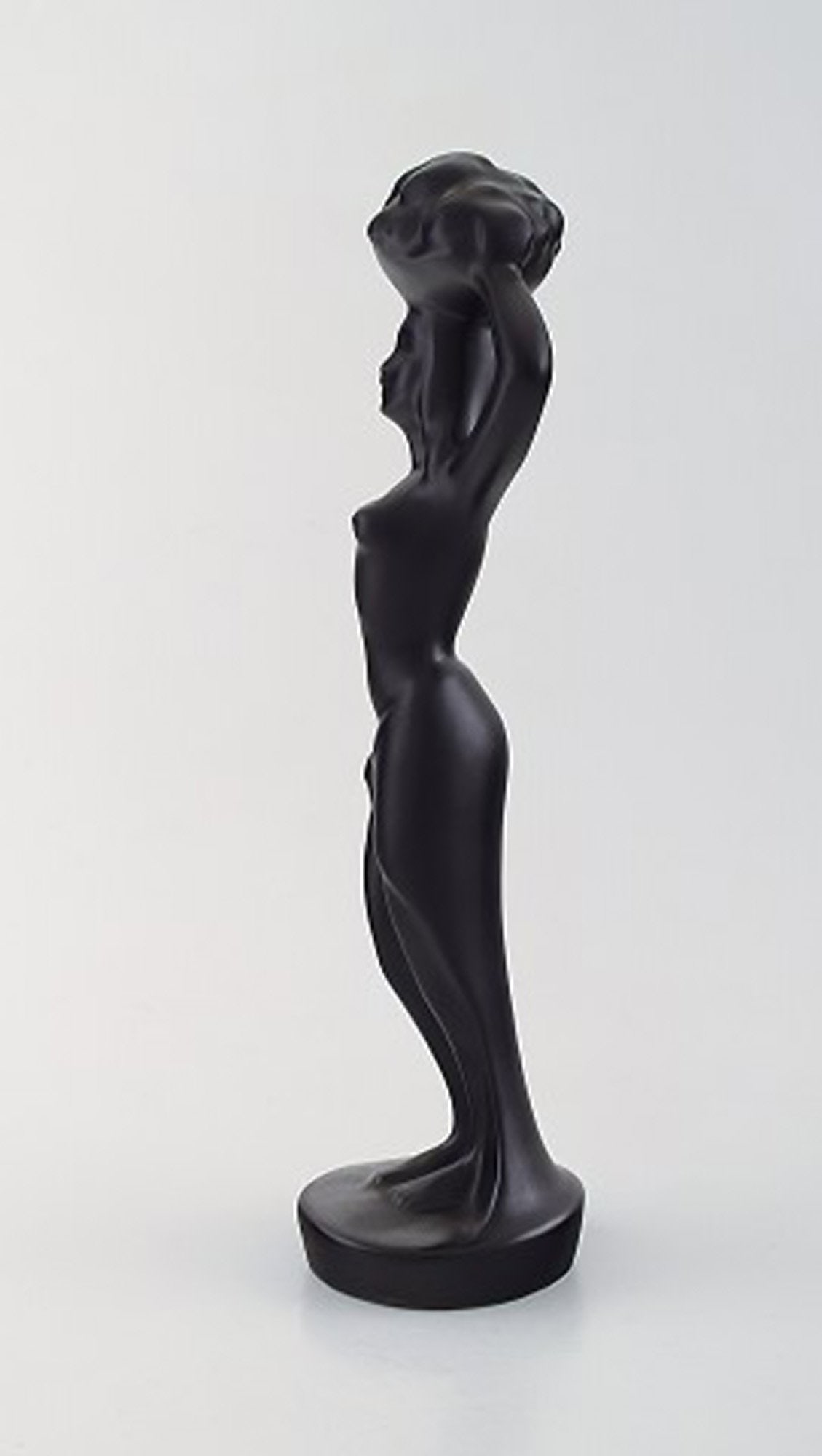 Scandinavian ceramist. Sculpture in black glazed ceramics. Woman carrying basket. 1960's. - 3