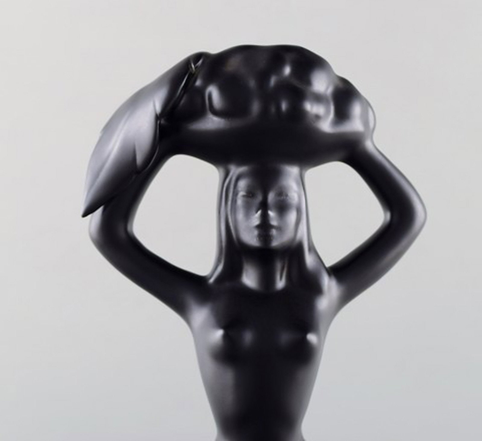 Scandinavian ceramist. Sculpture in black glazed ceramics. Woman carrying basket. 1960's. - 5
