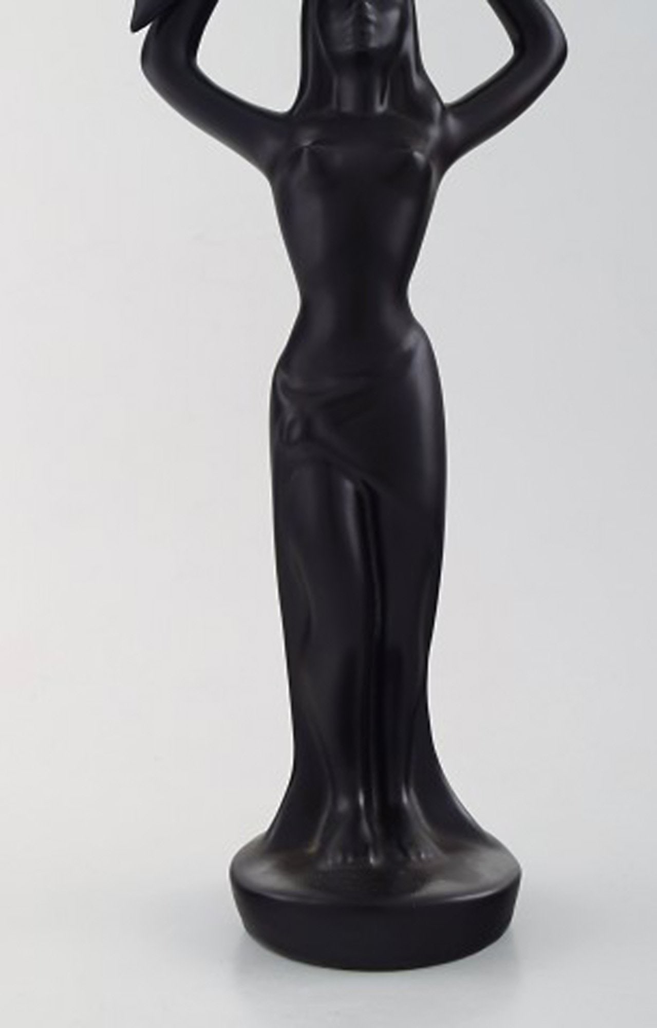 Scandinavian ceramist. Sculpture in black glazed ceramics. Woman carrying basket. 1960's. - 6