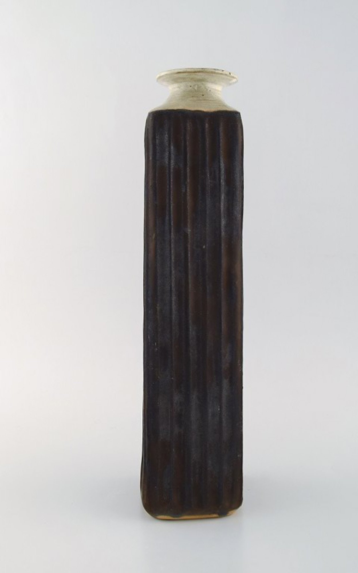 Danish potter. Large unique vase in glazed ceramics. Gutte style. Raku burned technique. 1960's. - 2