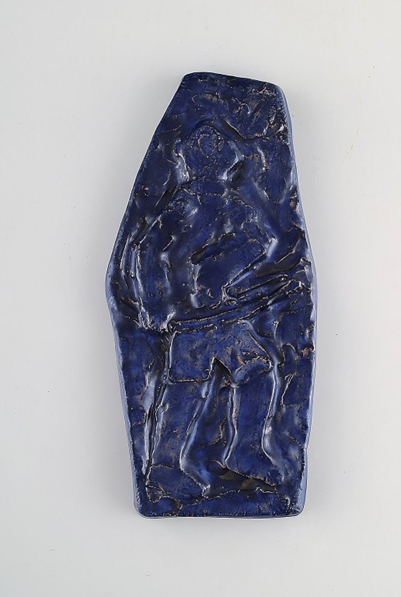 Swedish ceramist. Unique wall plaque in glazed stoneware. Blue glaze with hunter motif. 1960's. - 2