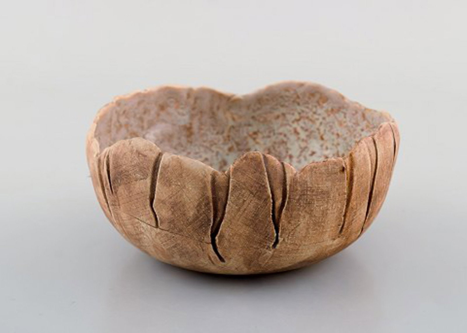 Lizzie Schnakenburg Thyssen (born 1925), Danish artist and ceramist. Unique ceramic bowl. Dated - 3