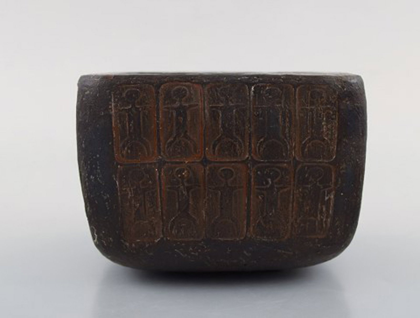 Lizzie Schnakenburg Thyssen (born 1925), Danish artist and ceramist. Unique ceramic bowl. - 4
