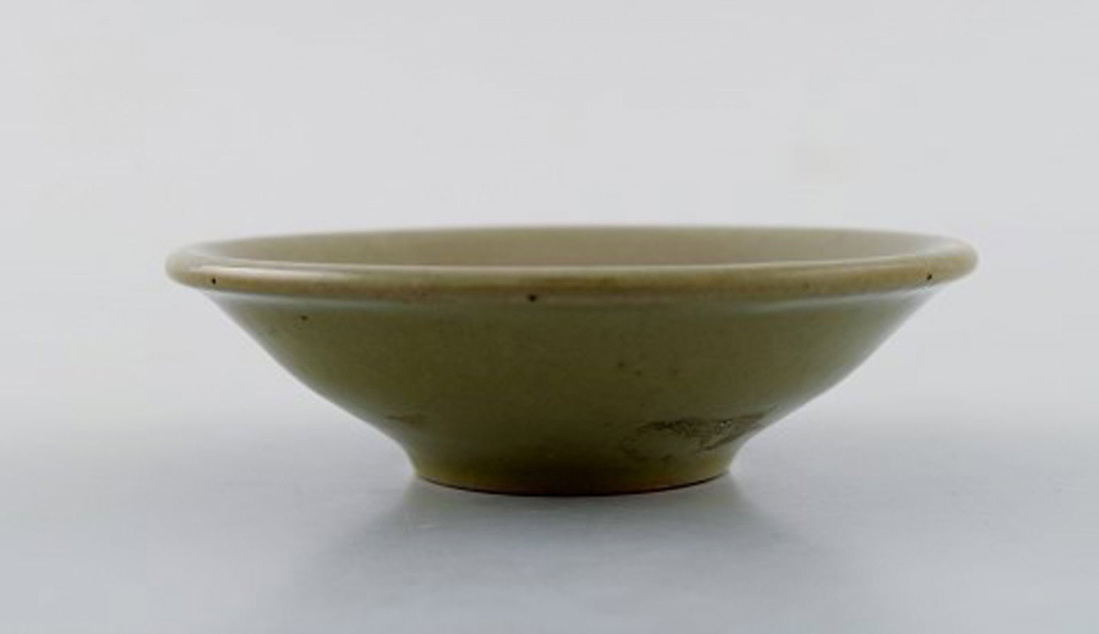 Hjorth, Denmark. Bowl in glazed ceramics. Beautiful olive green glaze. Mid 20th century. - 4