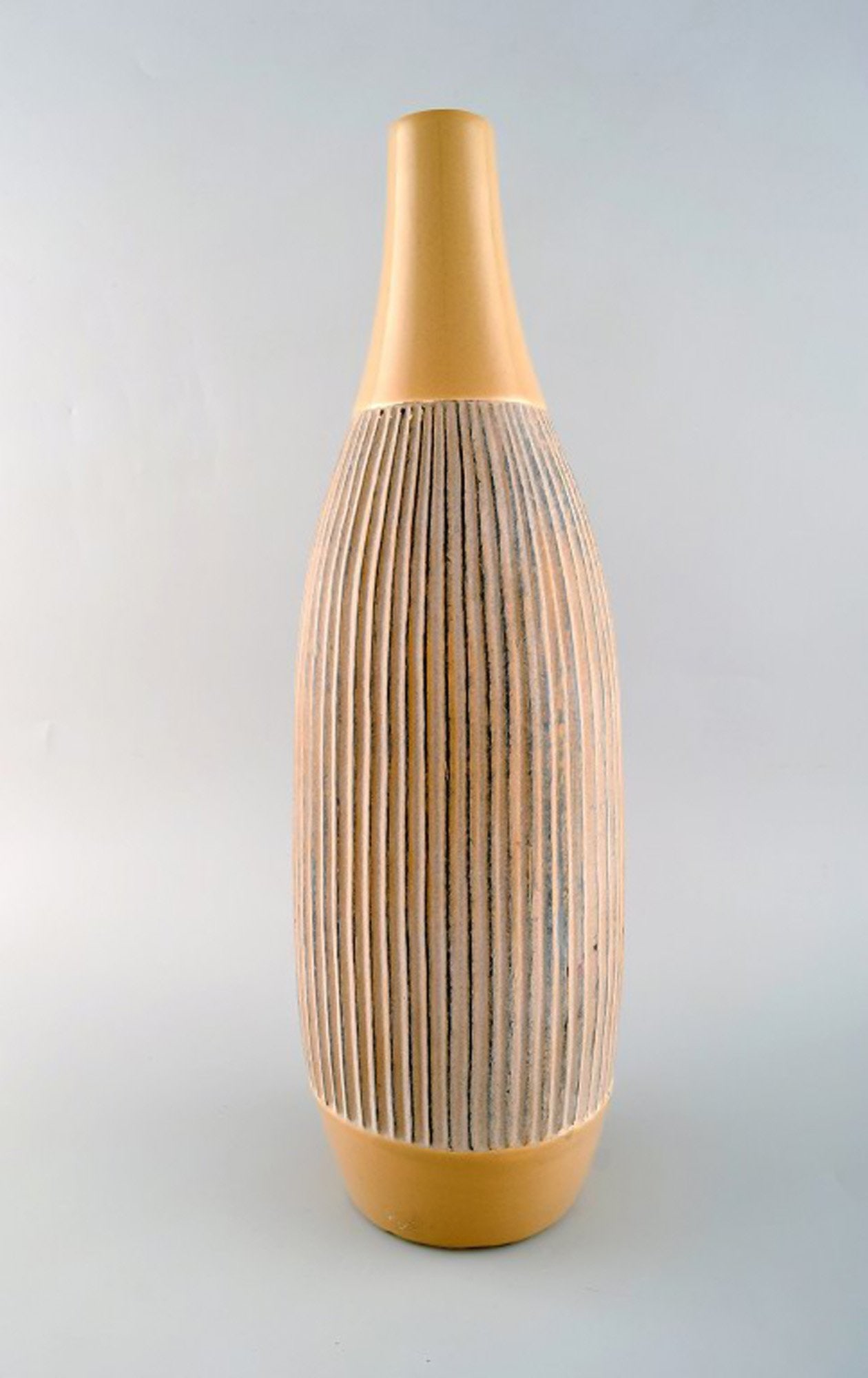 Scandinavian ceramist. Large vase in glazed ceramic with grooved body. Late 20th century. - 2